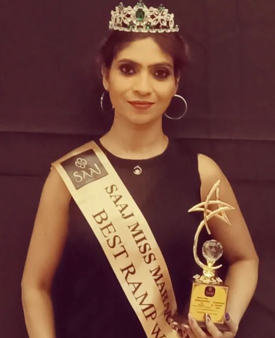 Simran Kapoor with her award 