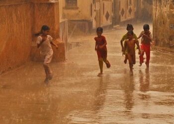 What Changes in Indian Cities When Everyone Is Waiting for Something