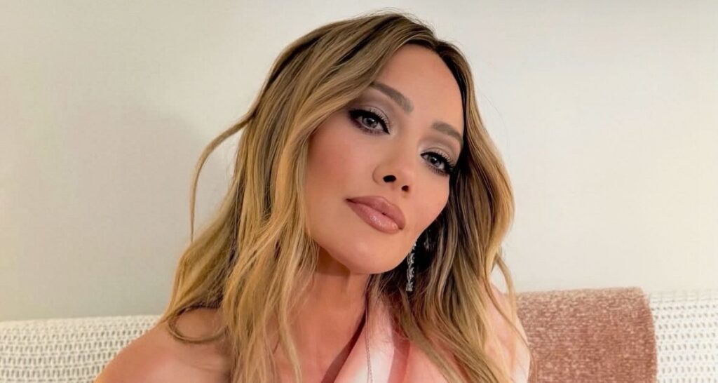 Hilary Duff loves crocheting – Asiapedia Hilary Duff loves crocheting - Asiapedia