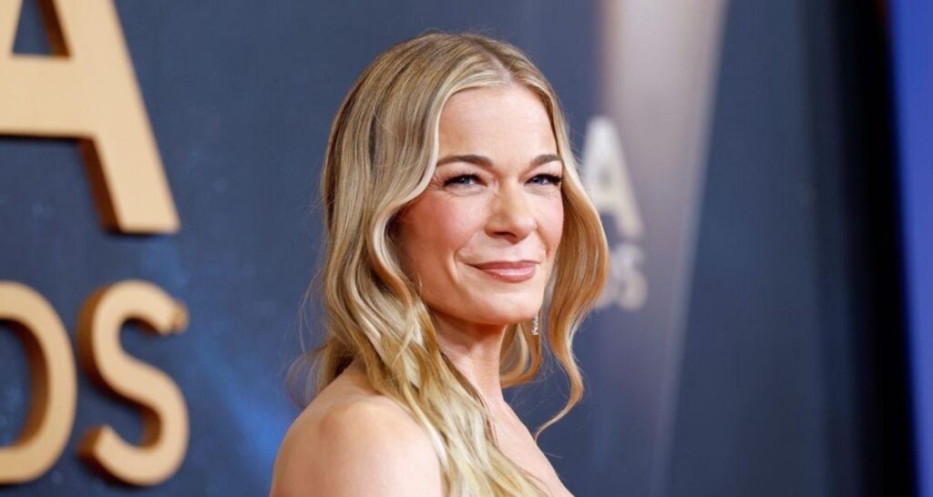 LeAnn Rimes cancels shows after health scare - Asiapedia