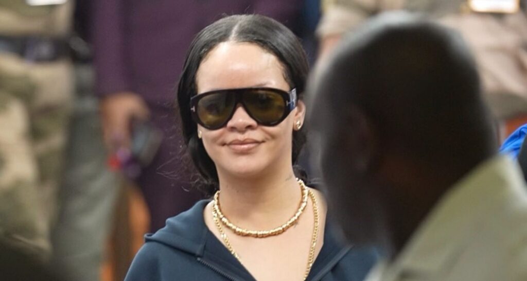 Rihanna sparks fan frenzy on arrival in Mumbai - Asiapedia