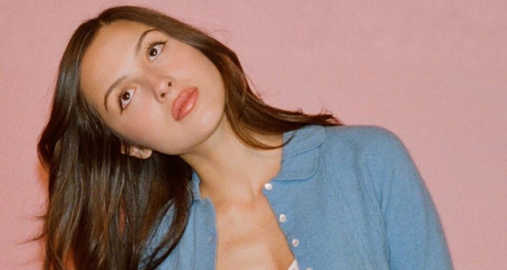 Olivia Rodrigo calls out sexist criticism over her tour outfits - Asiapedia