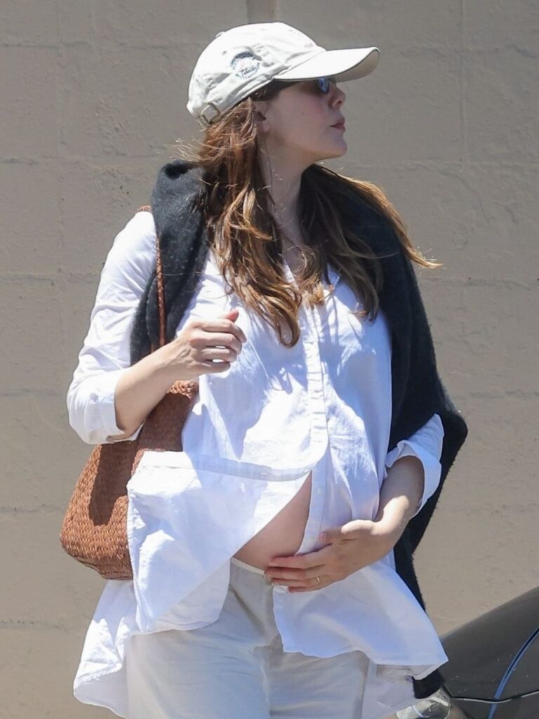Elizabeth Olsen is pregnant with child number one – Asiapedia Elizabeth Olsen is pregnant with baby number 1 - Asiapedia